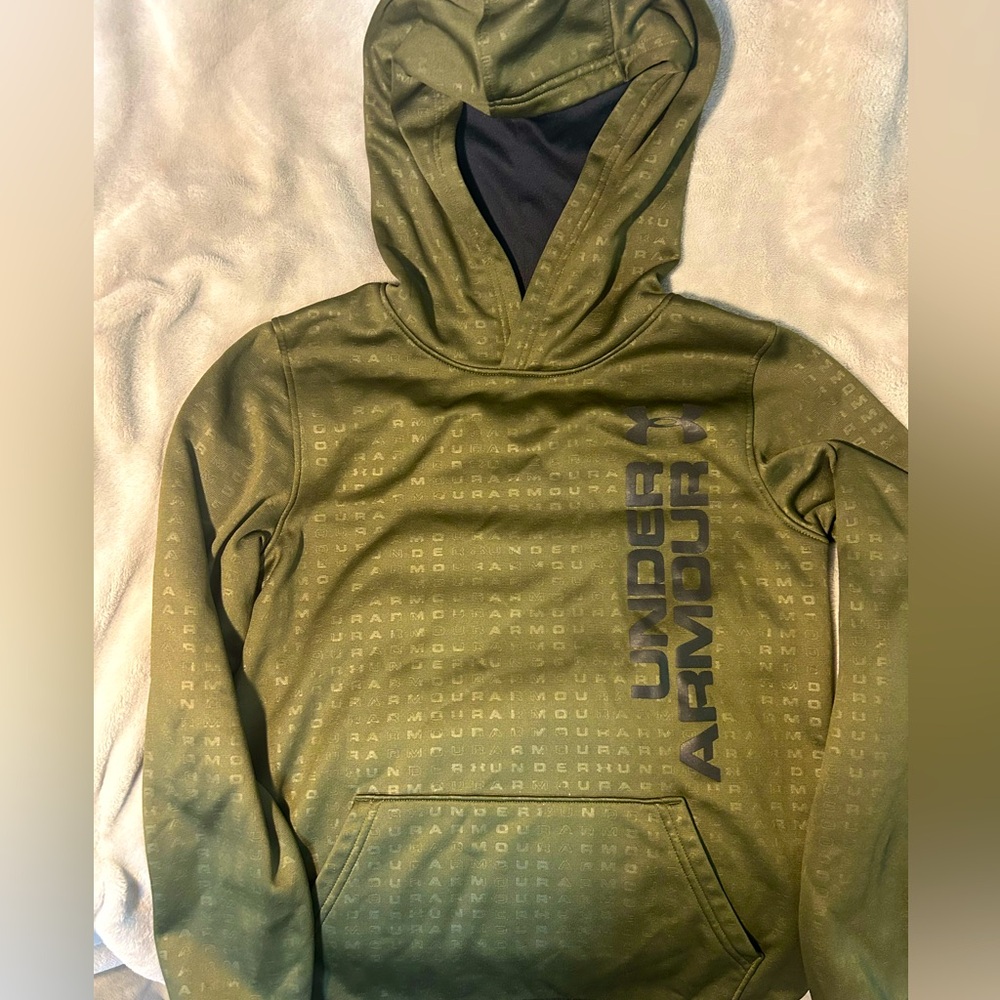 Boys Under Armour heat Gear size medium hoodie